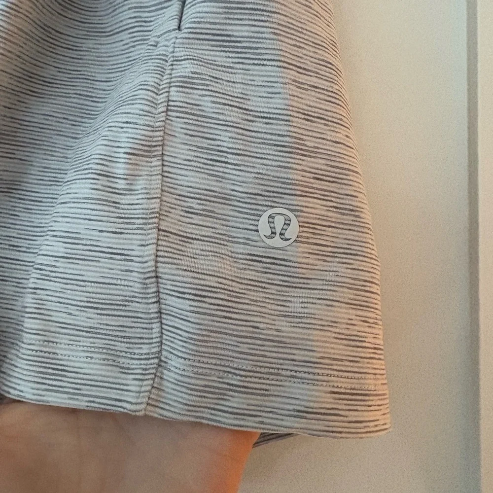 lululemon athletica Women's On The Fly Short - Light Gray Size 8 - Picture 7 of 8
